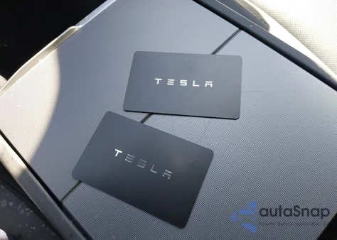 2025 Tesla Model 3 Long Range Rear-Wheel Drive/Standard z USA, uszkodzony, nr VIN 5YJ3E1EA7SF989649